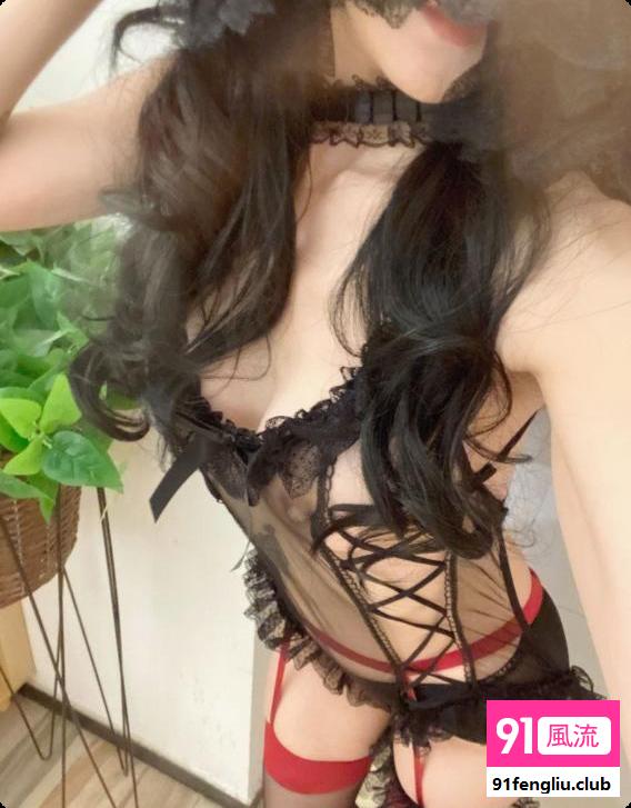 前凸后翘的小姐姐